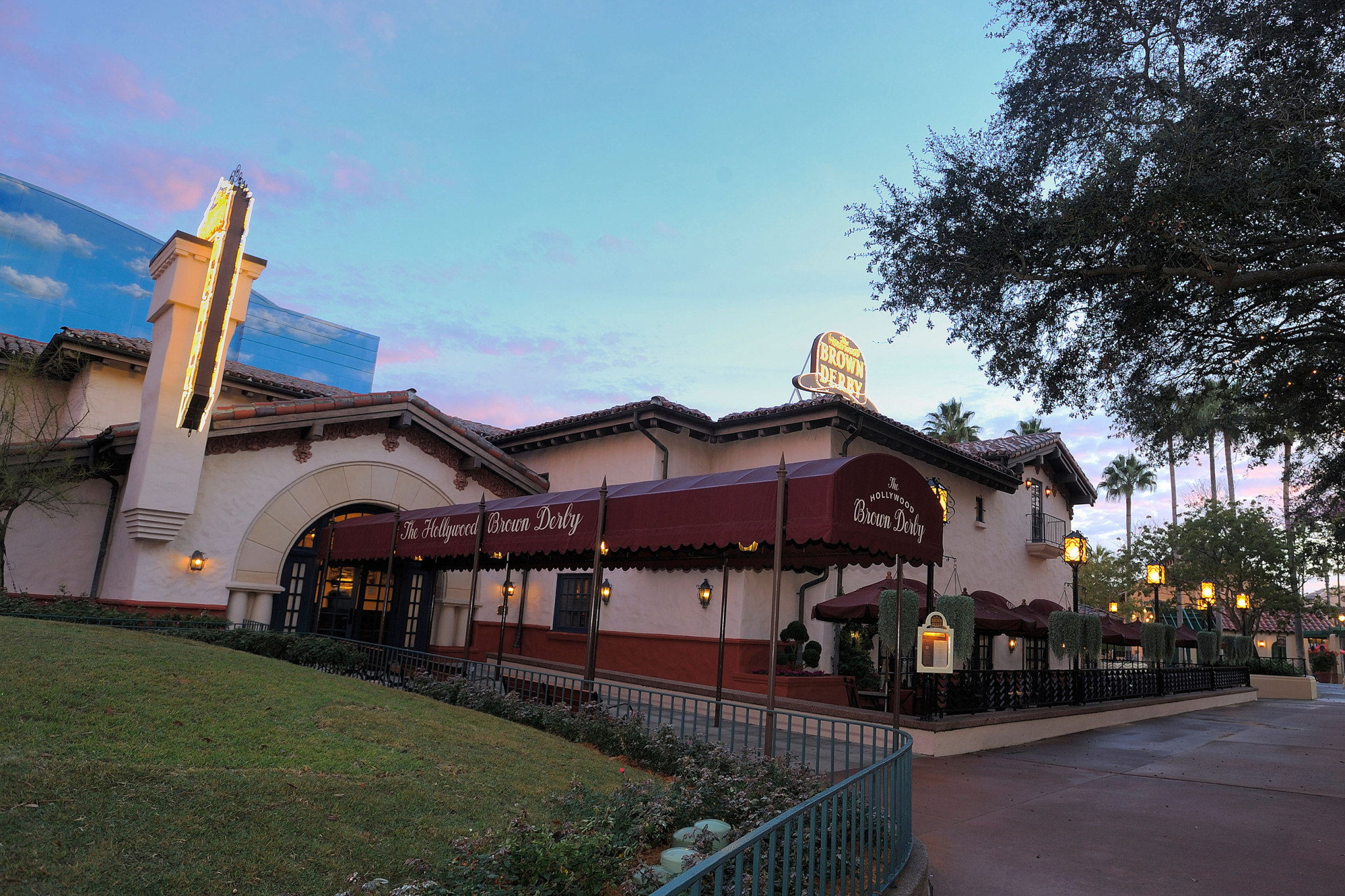 Hello, Hollywood Ð Dine like a celebrity in the Golden Age of Hollywood at The Hollywood Brown Derby at DisneyÕs Hollywood Studios. This gourmet American cuisine restaurant is an authentic replica of the original Brown Derby that was a longstanding Hollywood landmark. The menu features world-famous Cobb salad, steaks, seafood, pasta specialties and fine international wines. DisneyÕs Hollywood Studios is one of four theme parks at Walt Disney World Resort in Lake Buena Vista, Fla. (Scott Miller, photographer)